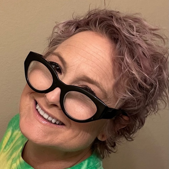 Meet your Posher, Gretchen - Picture 1 of 2